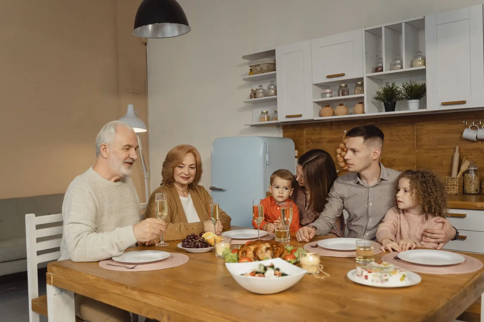 Salón en Barcelona con iluminación inteligente ambiental controlada desde el móvil