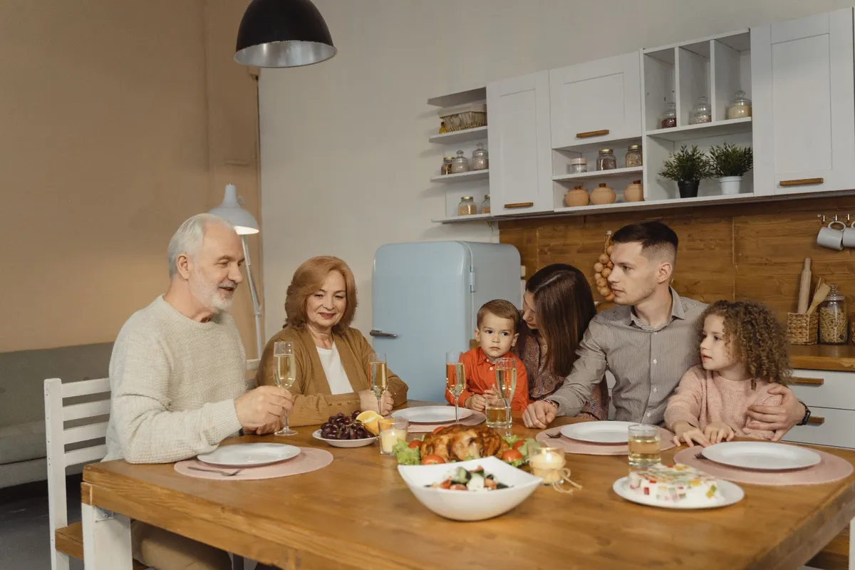 Salón moderno con iluminación ambiental inteligente ajustada desde app
