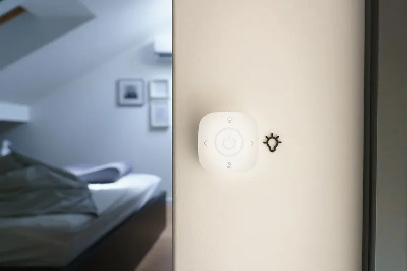 Hogar inteligente con automatización funcionando sin intervención humana