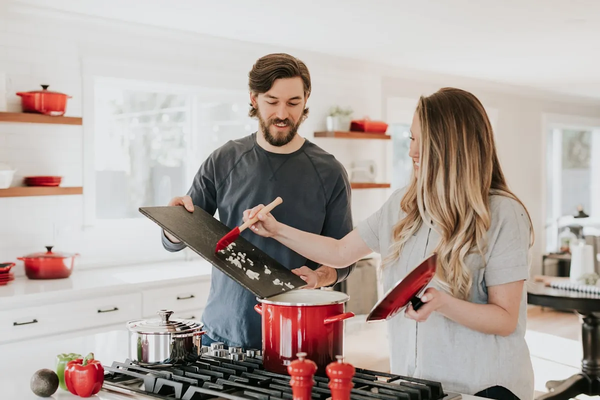 Técnico de 2SmartHome instalando sistema domótico inalámbrico en vivienda de Barcelona