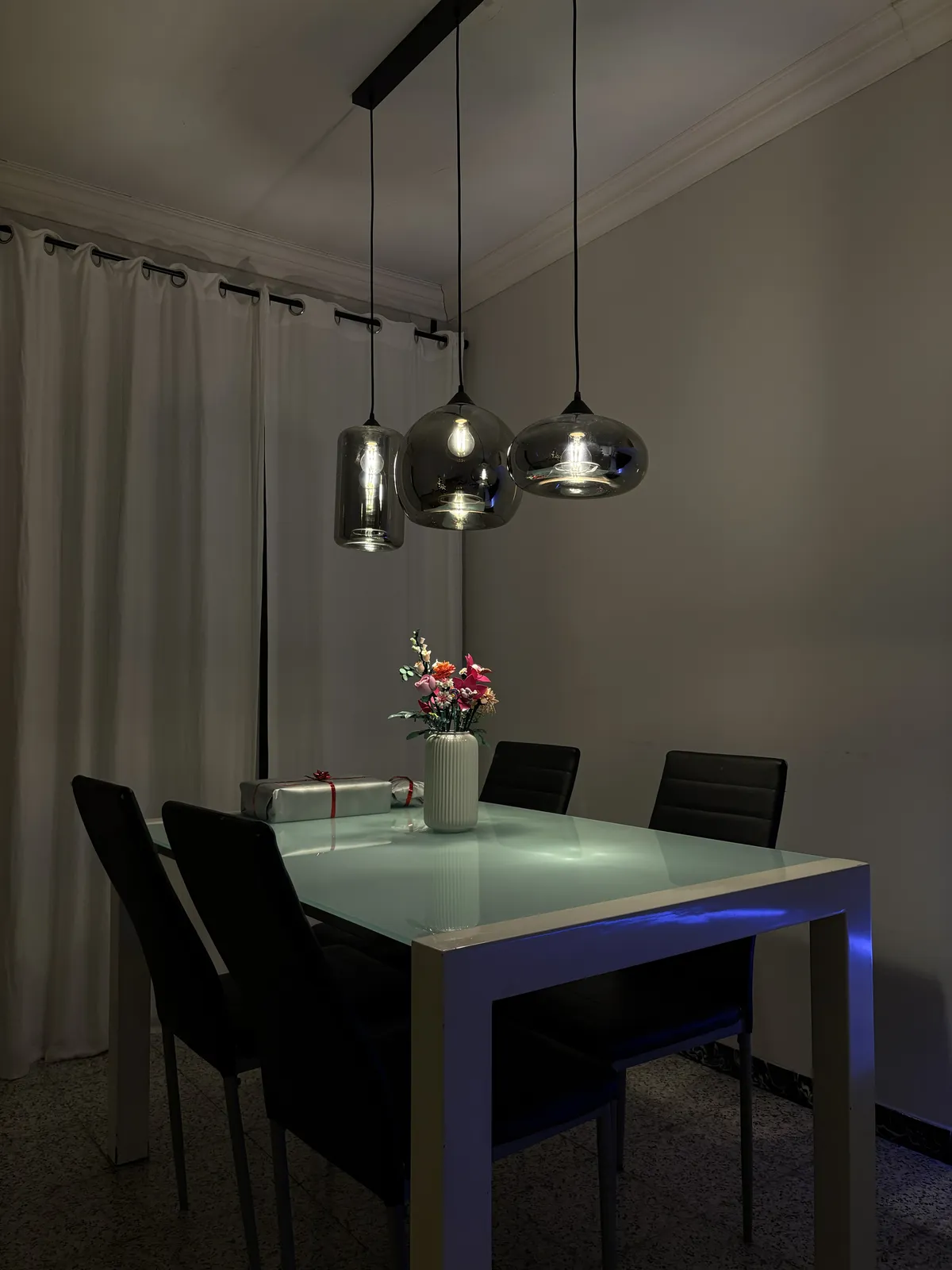 Comedor con iluminación inteligente en una casa domotizada del centro de Badalona