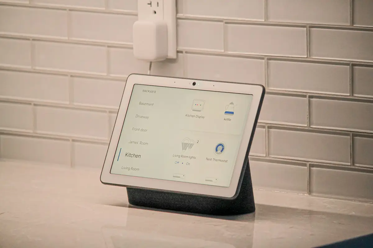 Panel de control domótico en una cocina mostrando las estancias y dispositivos de una vivienda