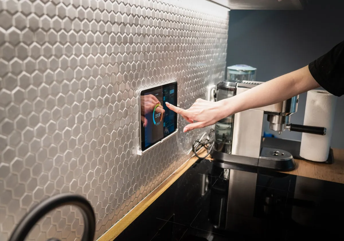 Panel táctil de domótica integrado en cocina moderna
